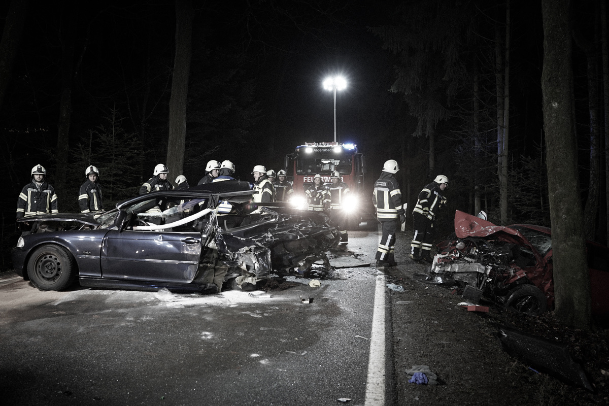 Einsatzkräfte an einer Unfallstelle in Niederbayern