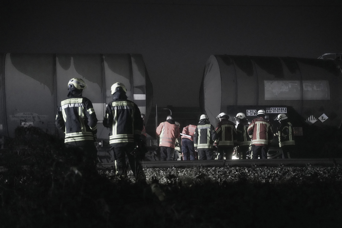 Einsatzkräfte an einer Unfallstelle in Niederbayern
