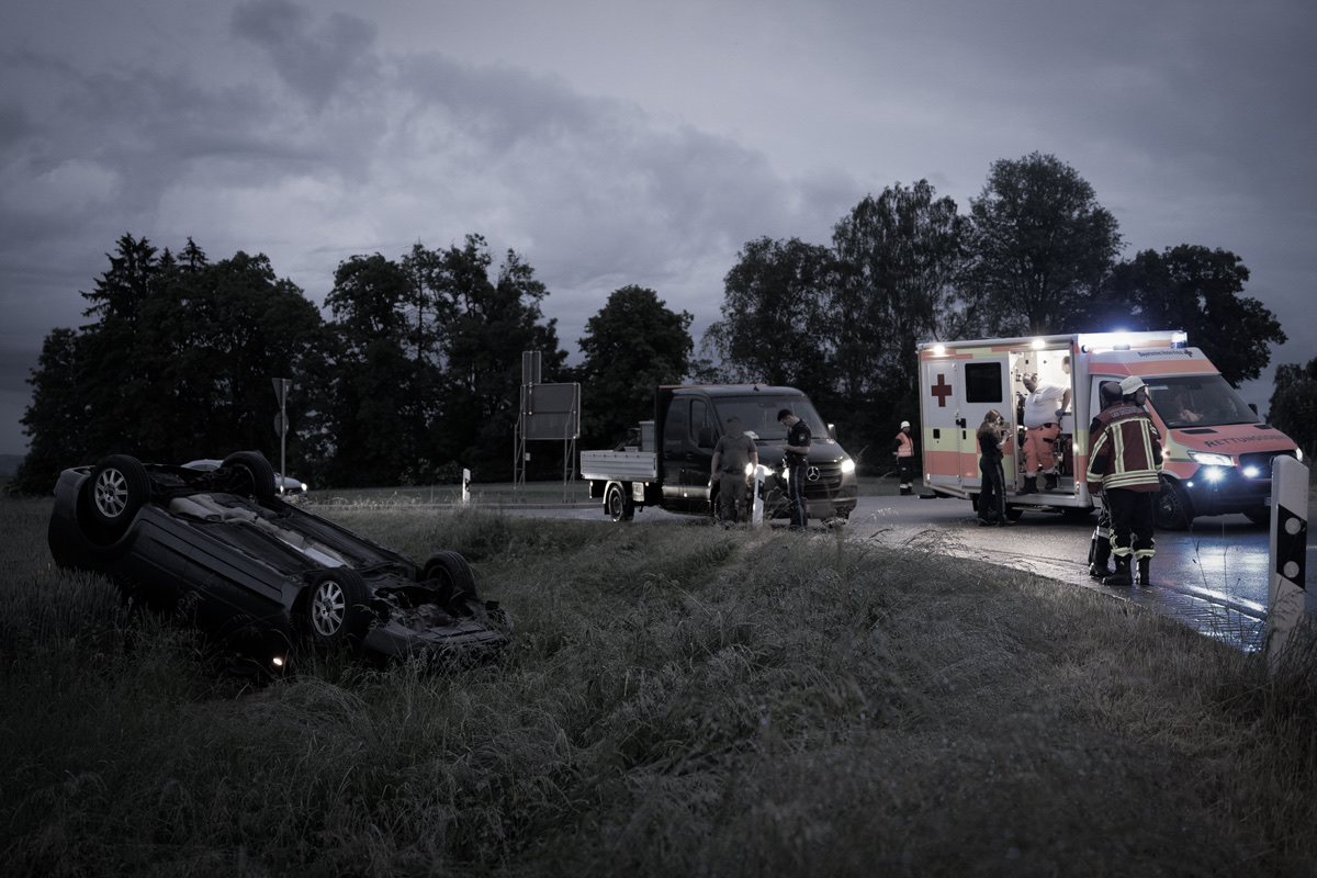 Einsatzkräfte an einer Unfallstelle in Niederbayern