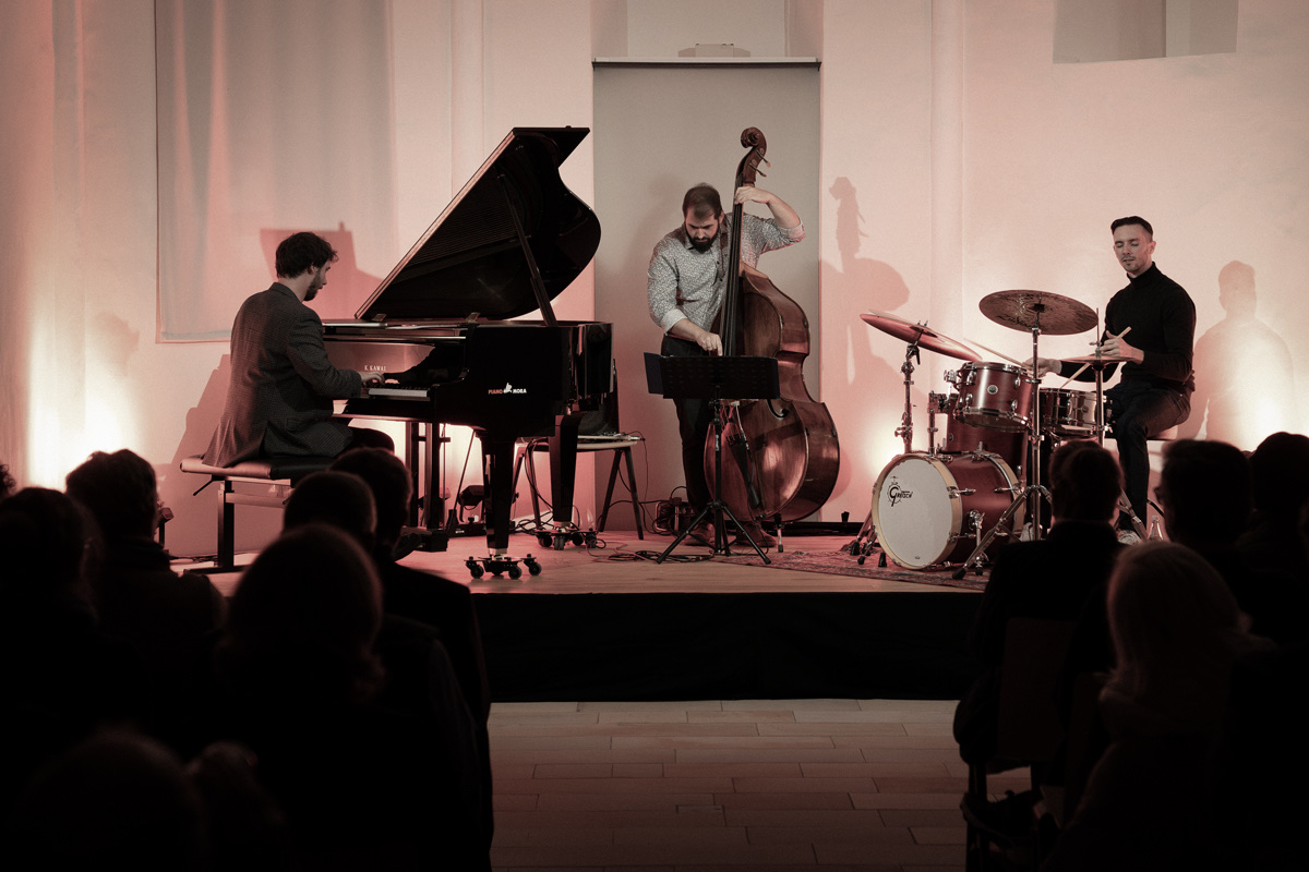 Magischer Start des Herbstlaub-Festivals: Martin Lajtman Trio begeistert mit Vilshofener Eigengewächs