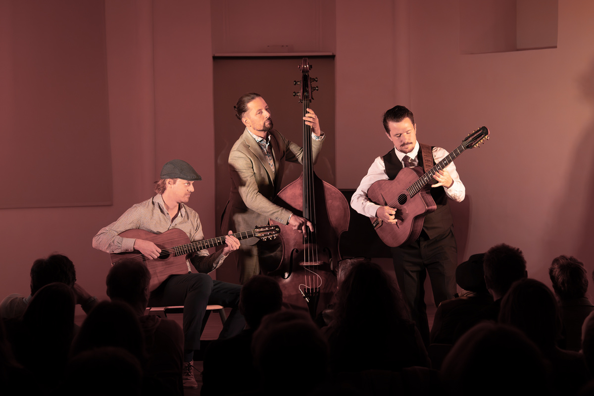 Feuriger Gypsy Jazz verzaubert die „Alte Kirche'