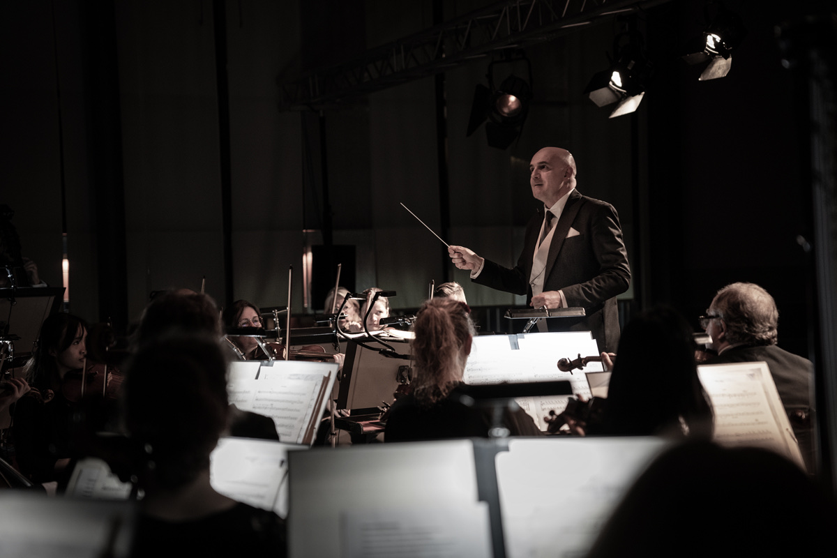Dirigent Peter Wesenauer hat Orchester und Publikum in der Hand