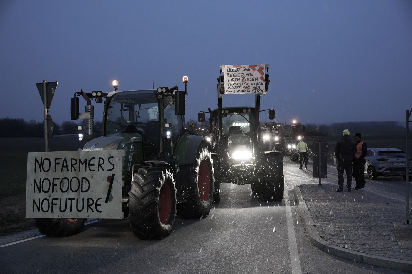 Protestfahrten der Landwirte an den Kreisverkehren in Osterhofen