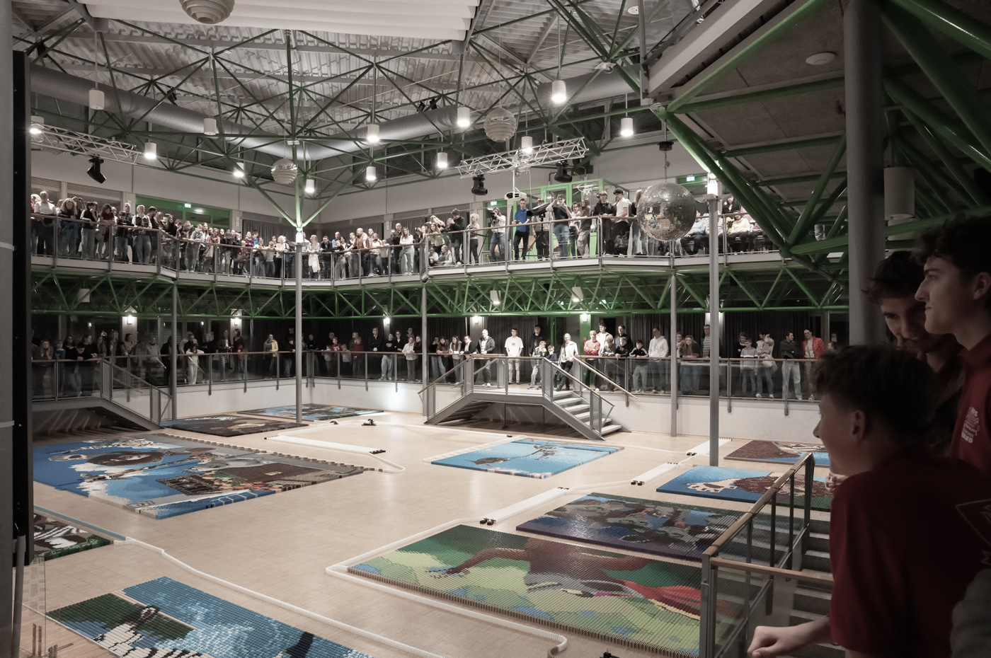 Wenn 340.000 Steine fallen: „Domino Day' am Gymnasium Vilshofen zieht rund 300 Besucher an